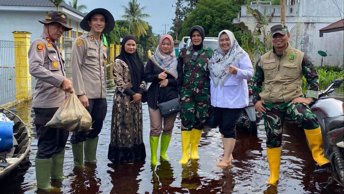 Penyaluran paket sembako untuk korban banjir di Rokan Hilir