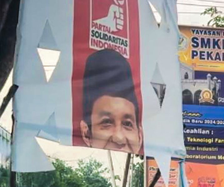 Baliho caleg PSI Dapil Riau 1 Raja Juli Antoni dirusak di masa kampanye saat ini. Foto: Istimewa.