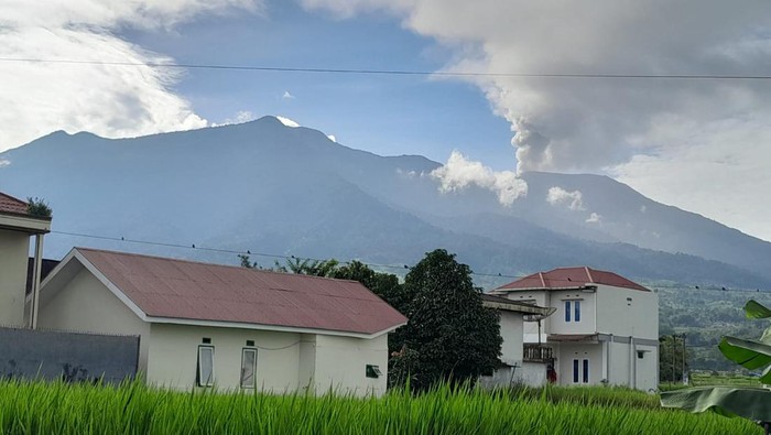 Penampaka erupsi gunung marapi hari ini/Detik.com