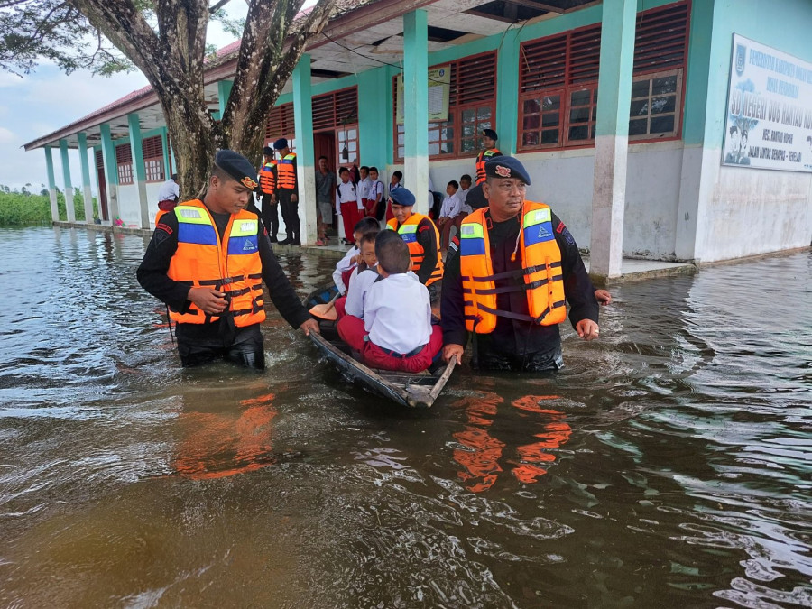 Evakuasi korban banjir Riau