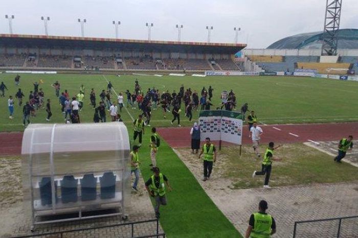 Krusuhan di Stadion Kaharuddin Nasution