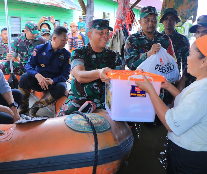 Danrem 031 Wira Bima Brigjen TNI Dany Rakca saat menyerahkan bantuan kepada korban banjir di Perumahan Witayu, Kelurahan Sri Meranti, Kecamatan Rumbai, Sabtu (13/1/2024). Foto: Istimewa.