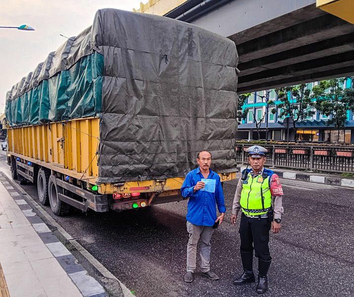 Petugas Satlantas Polresta Pekanbaru menilang sopir truk ODOL yang melintas di Jalan Jenderal Sudirman. Foto: Istimewa.