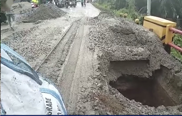 Baguian jembatan Sei Solok yang amblas/Iniriau.com