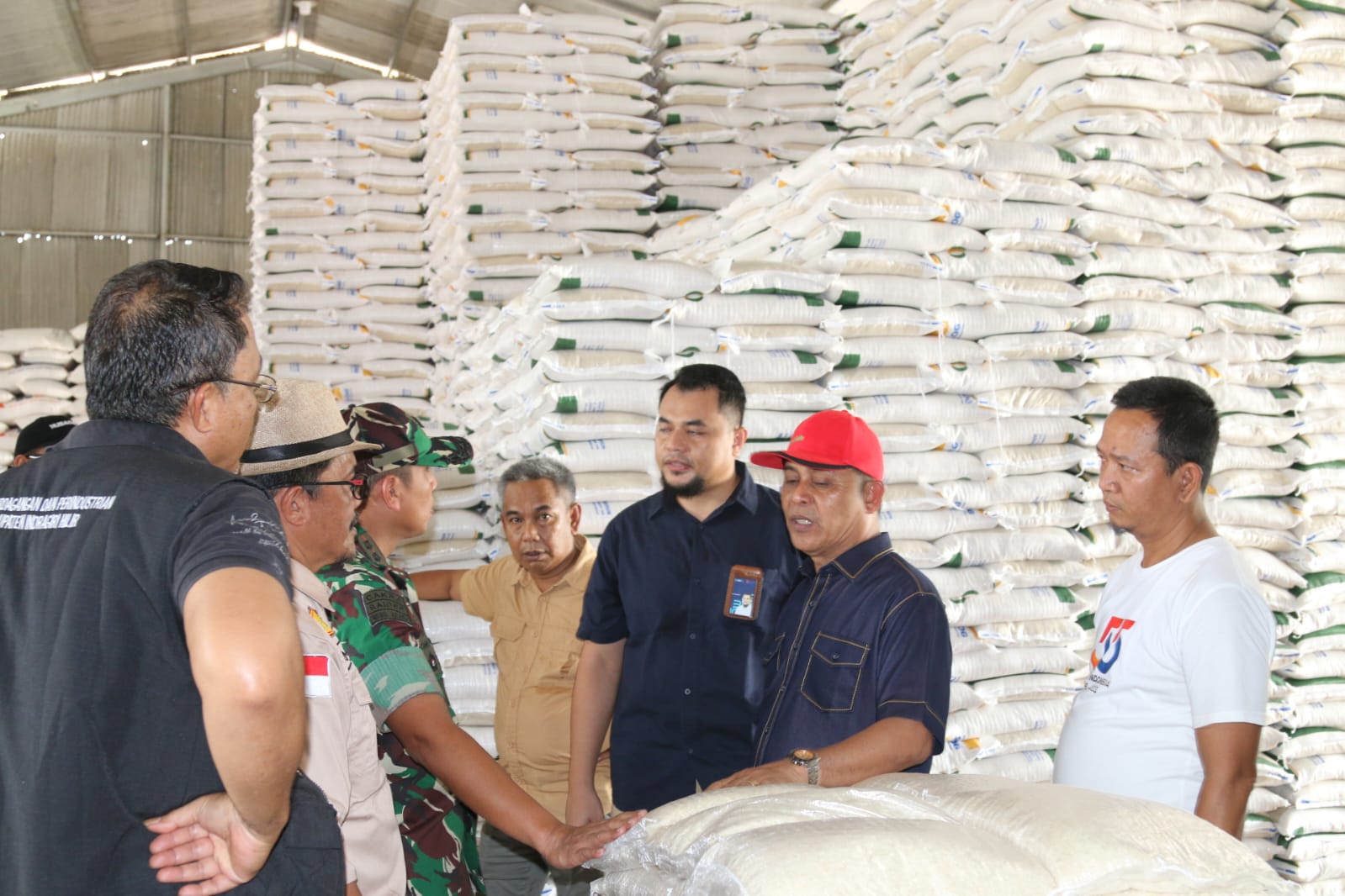 Pj Bupati Inhil, Herman tinjau gudang Bulog