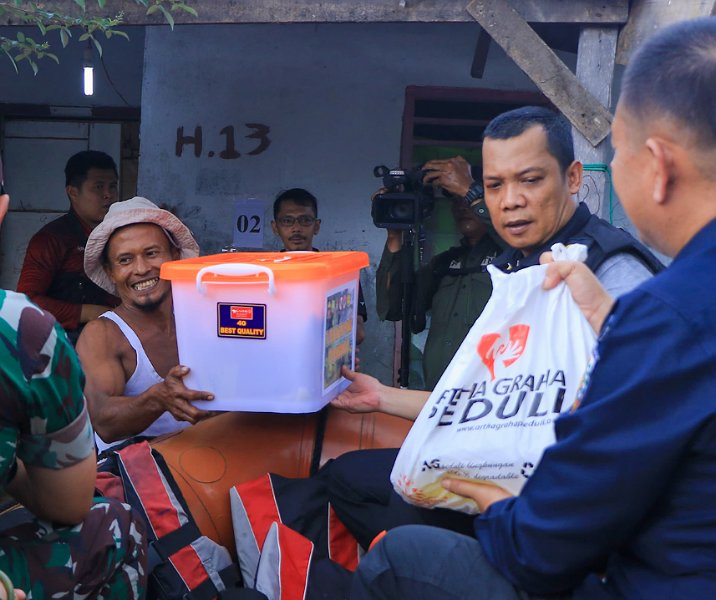 Pj Wali Kota Pekanbaru Muflihun menyalurkan bantuan dari yayasan kemanusian kepada korban banjir di Perumahan Witayu, Rumbai, Sabtu (13/1/2024). Foto: Istimewa.
