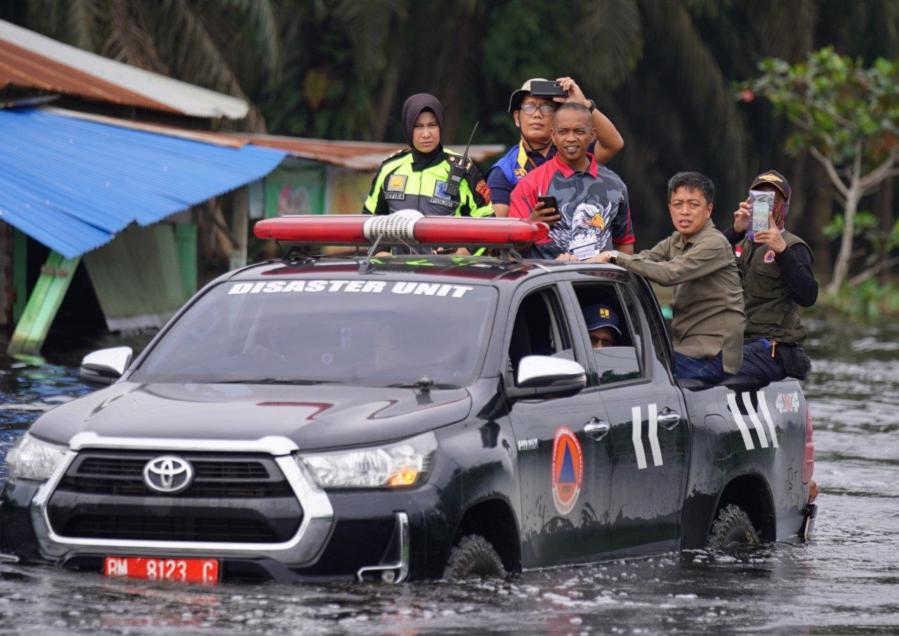 Jalan lintas timur di Pelalawan yang tergenang banjir