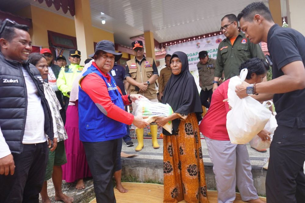 Penyerahan bantuan beras untuk korban banjir di Pelalawan