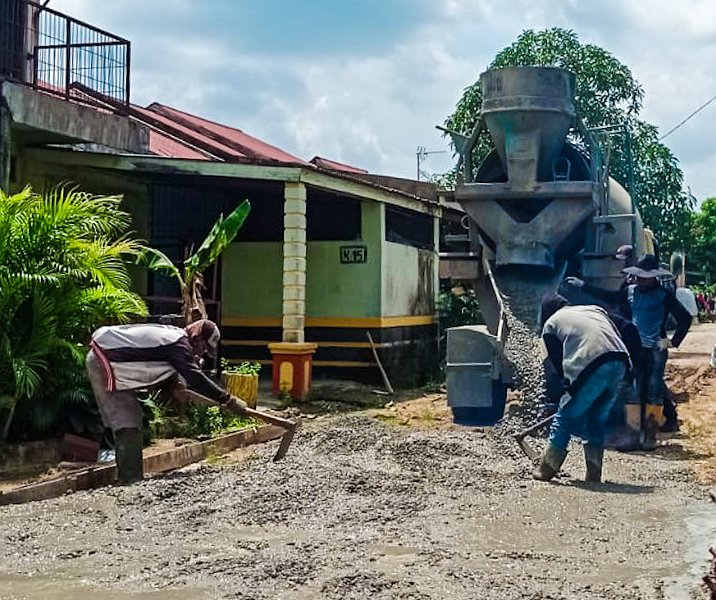 Proyek semenisasi Dinas Perkim Pekanbaru di salah satu perumahan di Rumbai Timur tahun lalu. Foto: Istimewa.