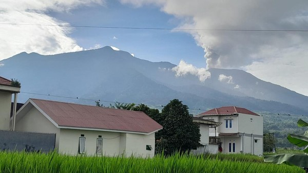 Gunung Marapi tampak dari kejauhan/Detik