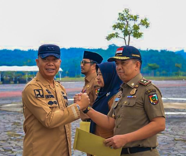 Kepala Satpol PP Pekanbaru Zulfahmi Adrian menerima LPPD 2022 dengan nilai sempurna, Senin (15/1/2024). Foto: Istimewa.