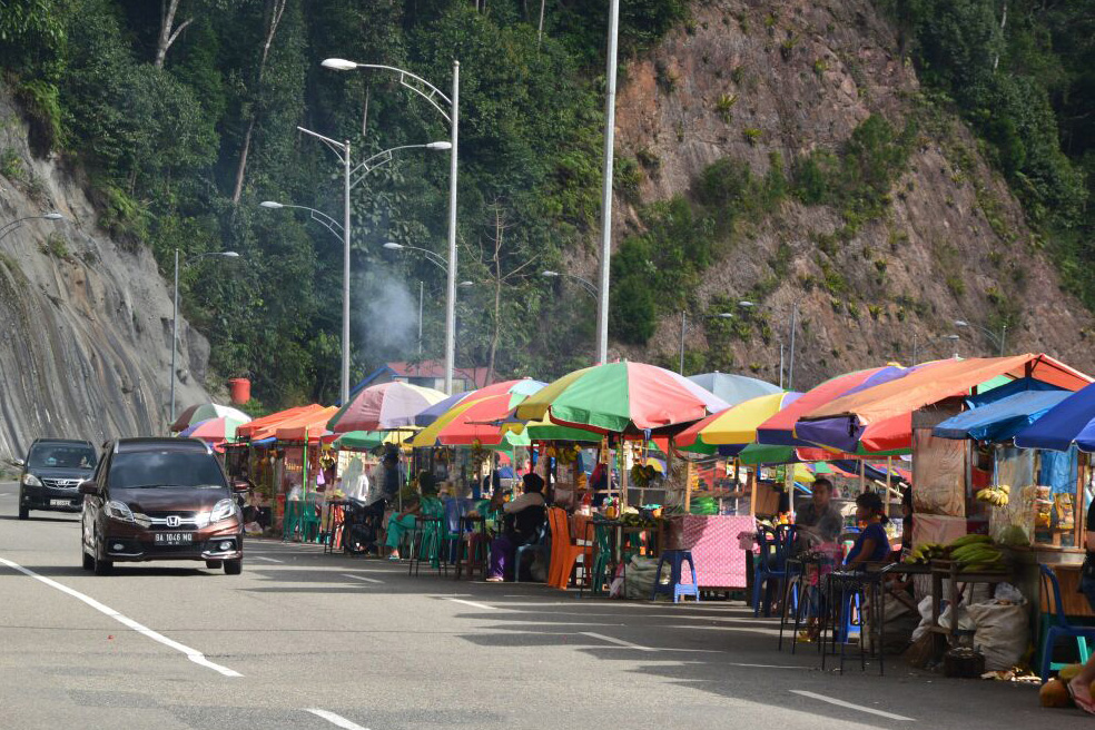 PKL di atas jembatan kelok 9/Padanginfo.com