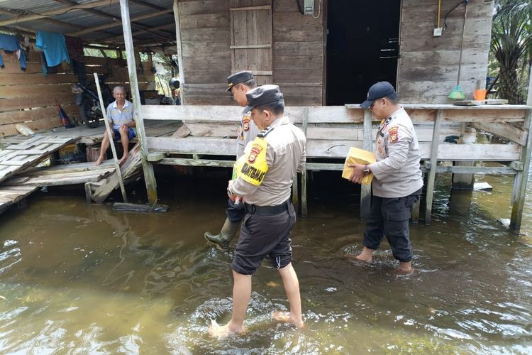 Warga terdampak banjir di Pelalawan/ Dok. Polsek Bunut