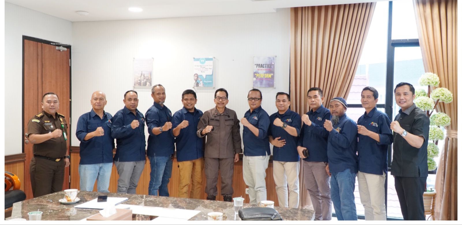 Kajati Riau bersama pengurus AMSI Riau usai audiensi
