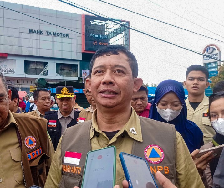 Kepala BNPB Suharyanto usai meninjau banjir di Kecamatan Rumbai, Pekanbaru, Kamis (18/1/2024). Foto: Surya/Riau1.