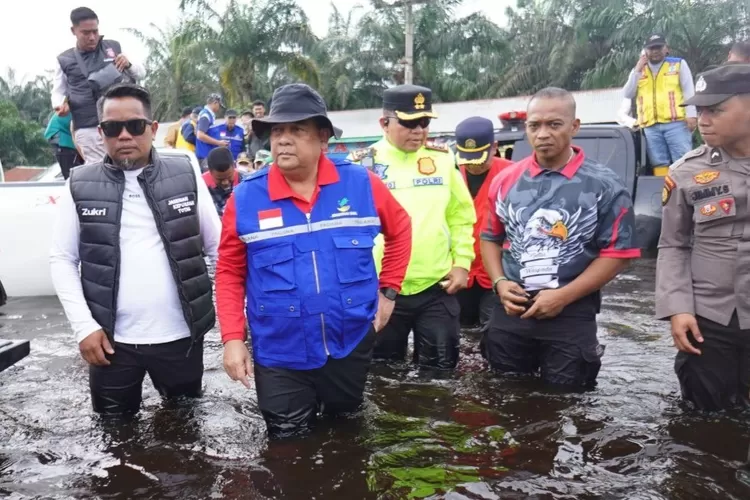 Gubri Edy Natar saat tinjau korban banjir