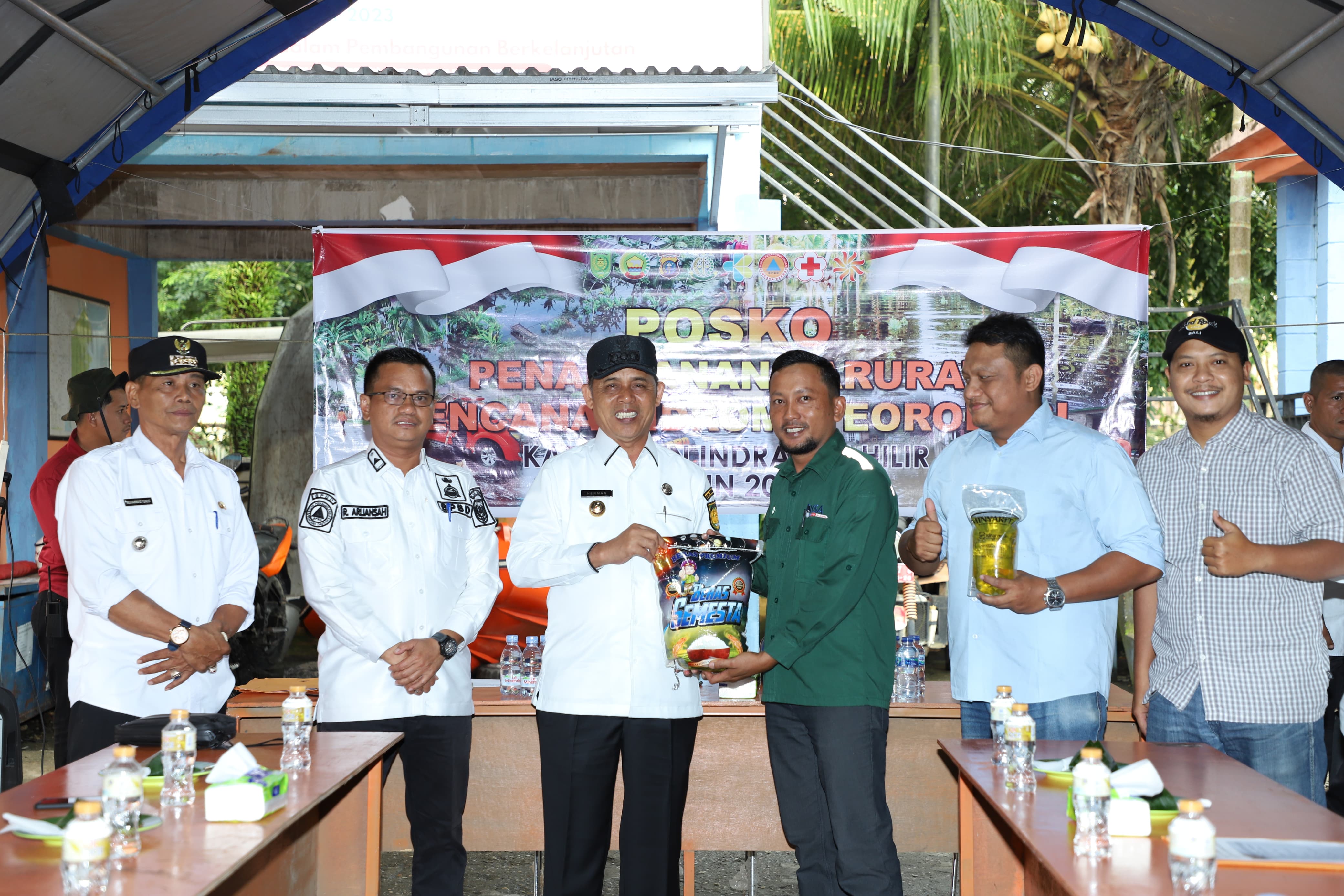 Penjabat Bupati Inhil menerima sekaligus menyalurkan bantuan dari PT SRL untuk masyarakat terdampak banjir di Kecamatan Tempuling