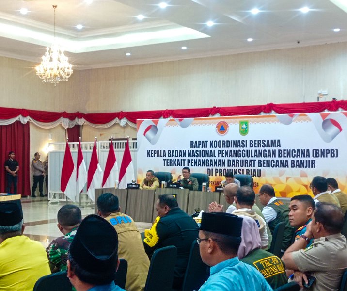 Pemda seluruh Riau Rakor bersama Kepala BNPB Suharyanto terkait penanganan banjir di Balai Serindit, Gedung Daerah Riau, Jumat (19/1/2024). Foto: Surya/Riau1.