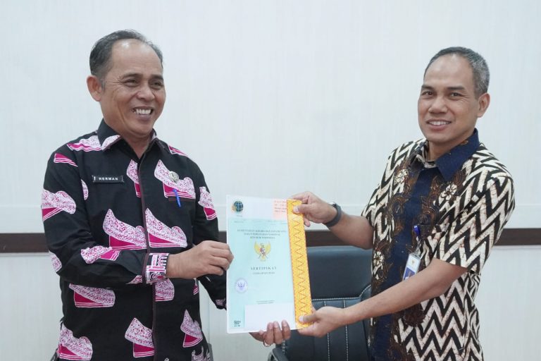 Penyerahan sertifikat tanah pembangunan dermaga di Pulau Burung