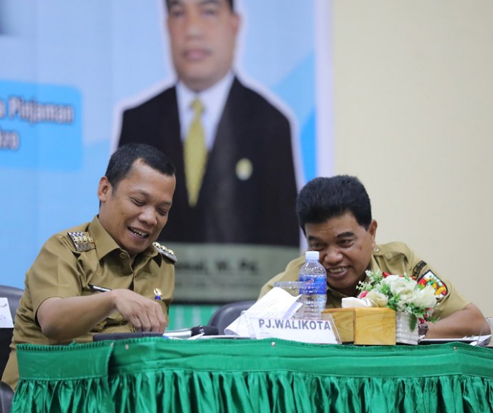 Pj Wali Kota Pekanbaru Muflihun bersama Kepala Disdik Abdul Jamal saat pertemuan dengan para kepala sekolah di Hotel Furaya, Senin (22/1/2024). Foto: Istimewa.