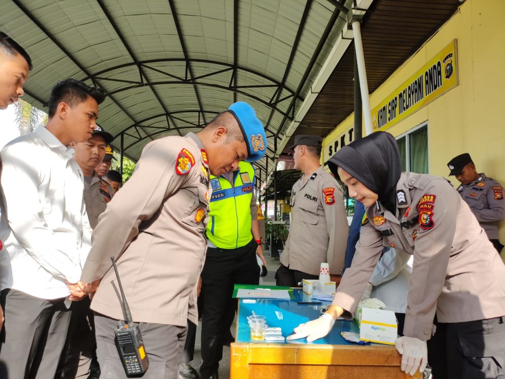 Tes urine personel Polres Kampar