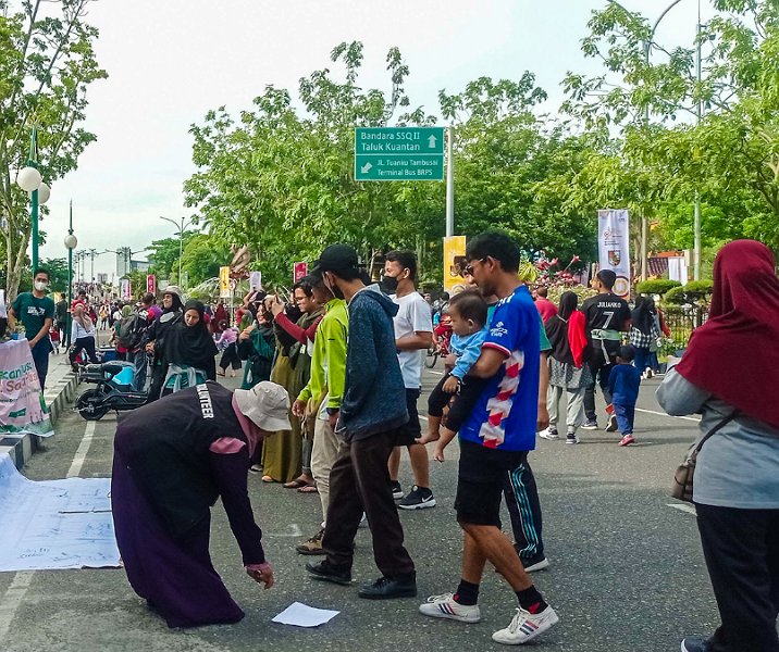 Warga Pekanbaru memadati area CFD dengan berbagai aktivitas pagi. Foto: Surya/Riau1.