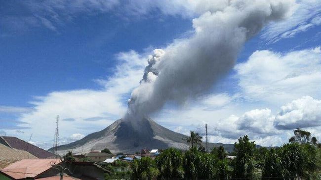 Gunung Marapi tampak dari kejauhan/Arsip BNPB