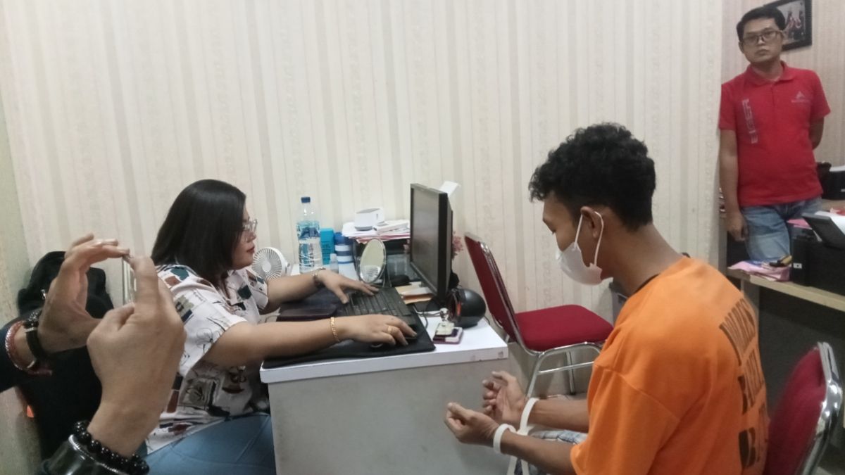 Pelaku pencabulan saat dimintai keterangan/Kepripost.com