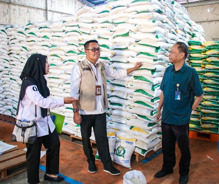 Kepala Disketapang Pekanbaru Maisisco saat meninjau stok beras cadangan pangan untuk korban banjir. Foto: Istimewa.