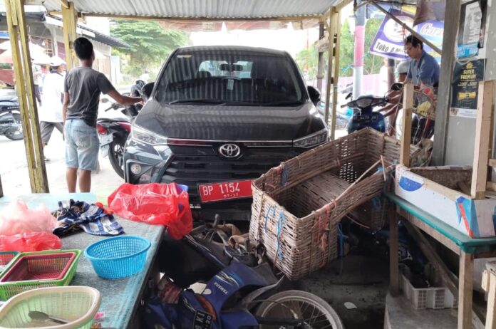 Mobil Dinas Milik Pemkab Karimun yang Seruduk Motor Warga/Alurnews.com