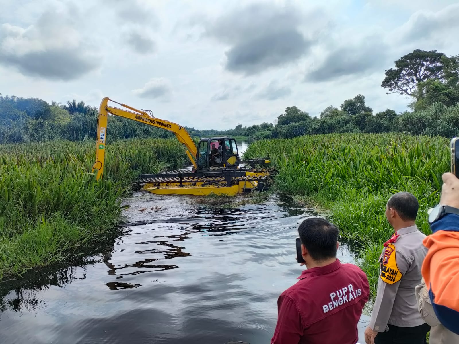 Pembersihan sungai Siak Kecil dari tumbuhan kampai dan tumbuhan kasau