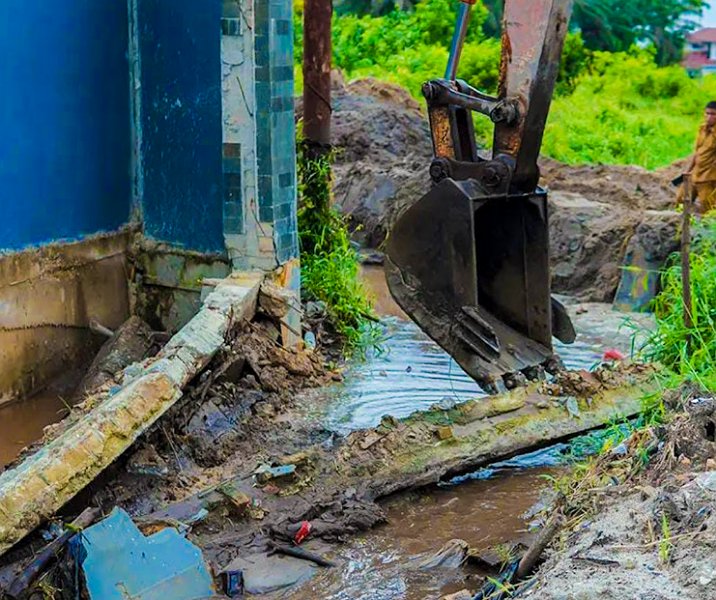 Alat berat mengangkat pecahan beton di drainase Jalan Bakti, Jumat (26/1/2024). Foto: Istimewa.