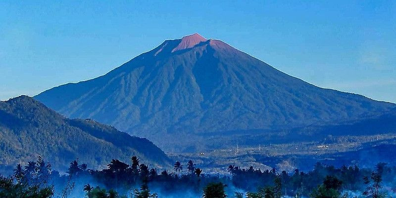 Gunung Marapi Tampak Dari Kejauhan/Askara.co