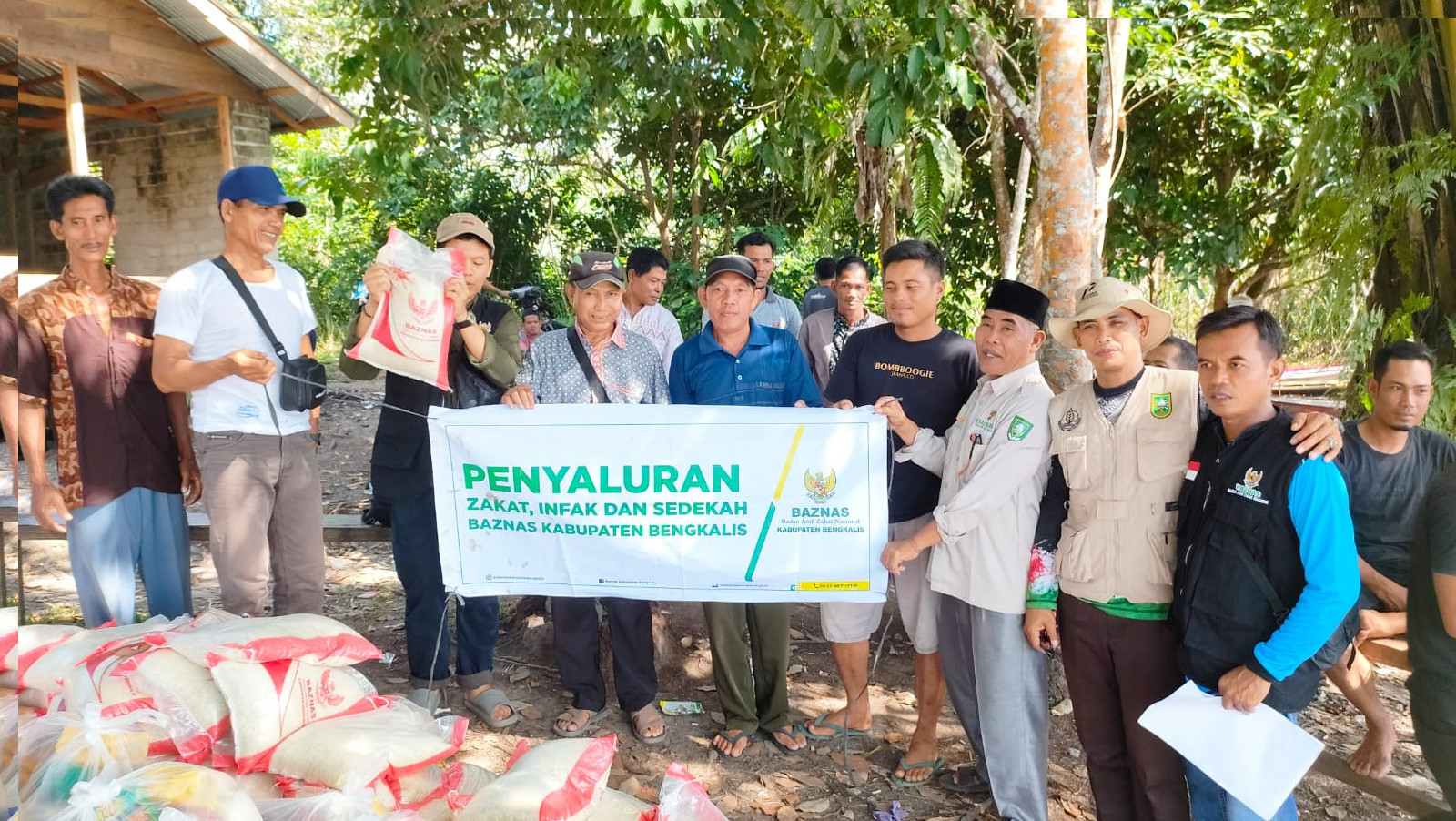 Penyerahan Peket Sembako di Kecamatan Talang Muandau