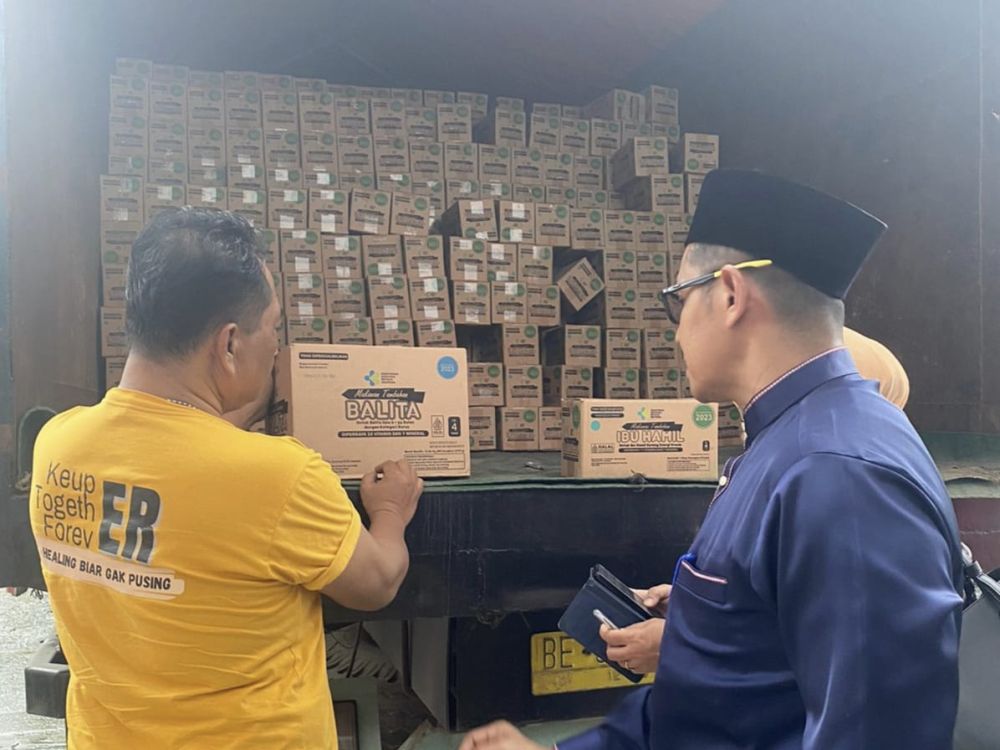 Paket Makanan Siap Saji untuk korban banjir di Riau