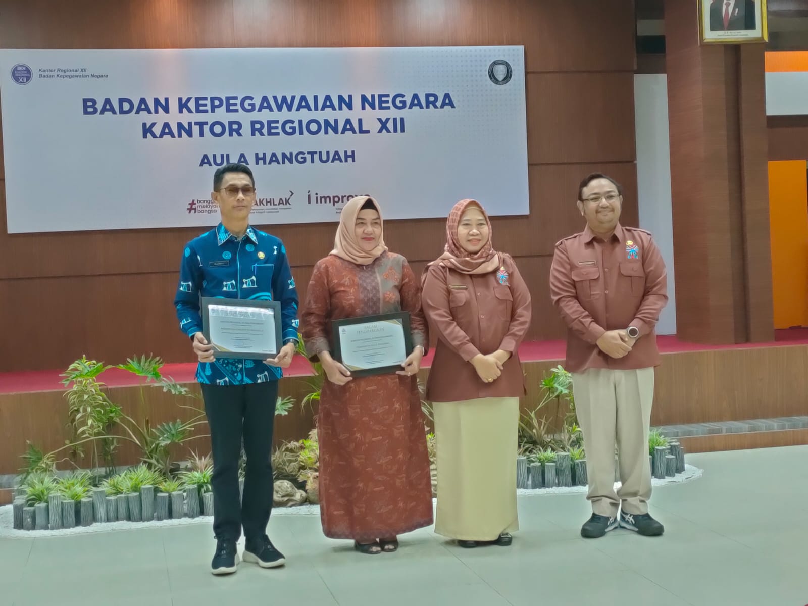 Penyerahan Penghargaan oleh Kepala Kanreg XII BKN Pekanbaru