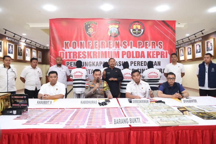 konferensi pers Polda Kepri dalam kasus peredaran uang dolar singapura palsu (Foto: Dok. Polri)