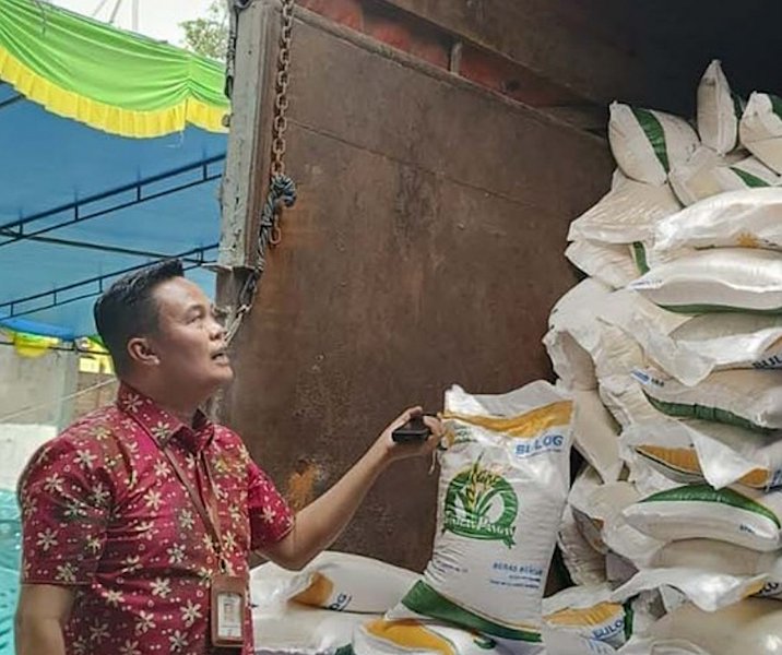 Kepala Disketapang Pekanbaru Maisisco saat mengecek beras yang akan disalurkan ke korban banjir di Tanjung Rhu dan Limbungan. Foto: Istimewa.