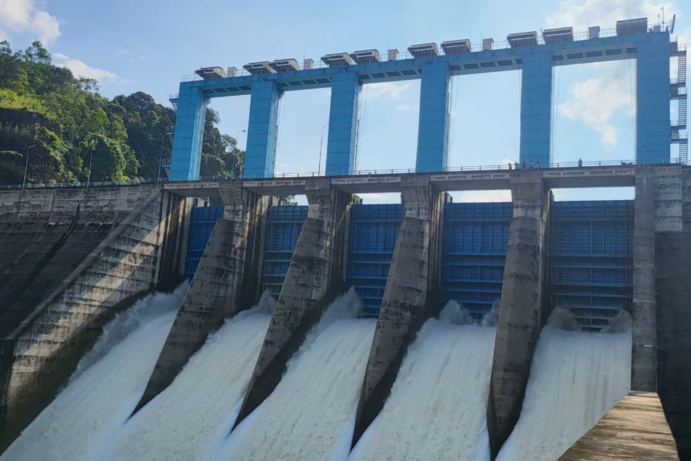 Bukaan pintu Waduk PLTA Koto Panjang