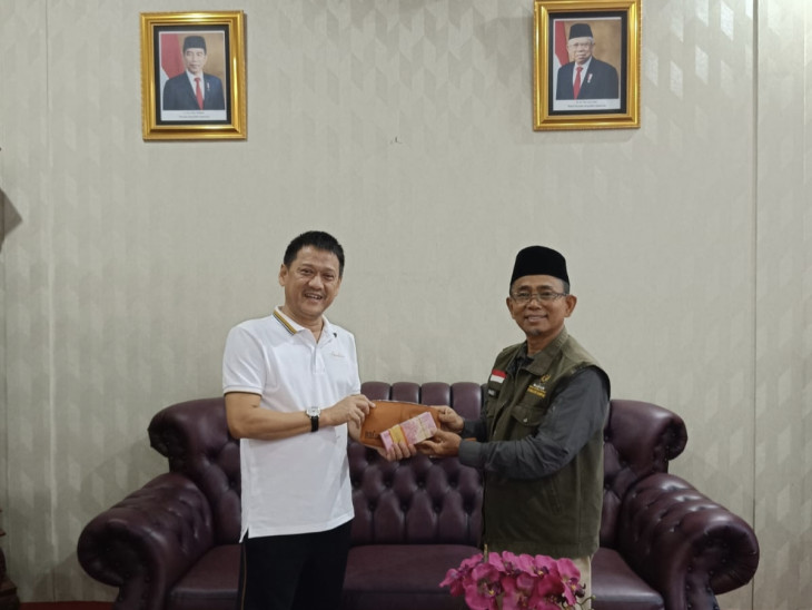 Pj Bupati Kampar, Hambali serahkan zakat mal ke Baznas