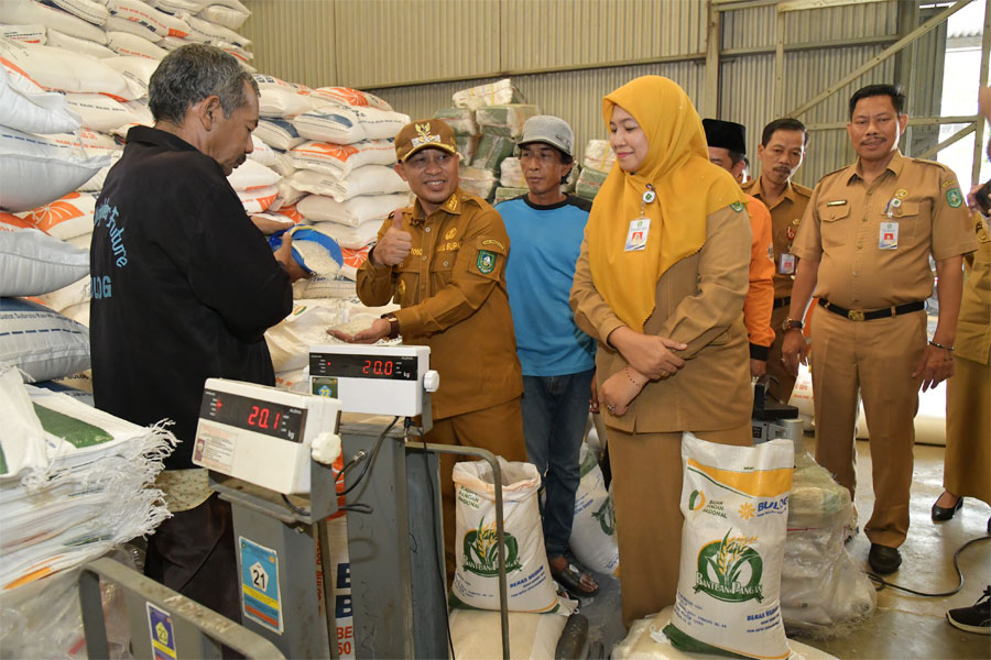 Wabup Bagus Santoso tinjau stok beras gudang Bulog Bengkalis