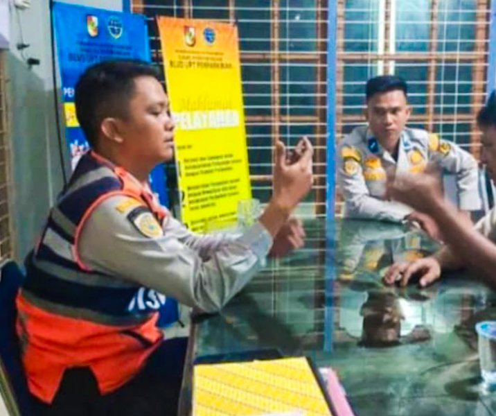 Petugas Dishub Pekanbaru saat mengecek identitas jukir yang bermasalah. Foto: Istimewa.
