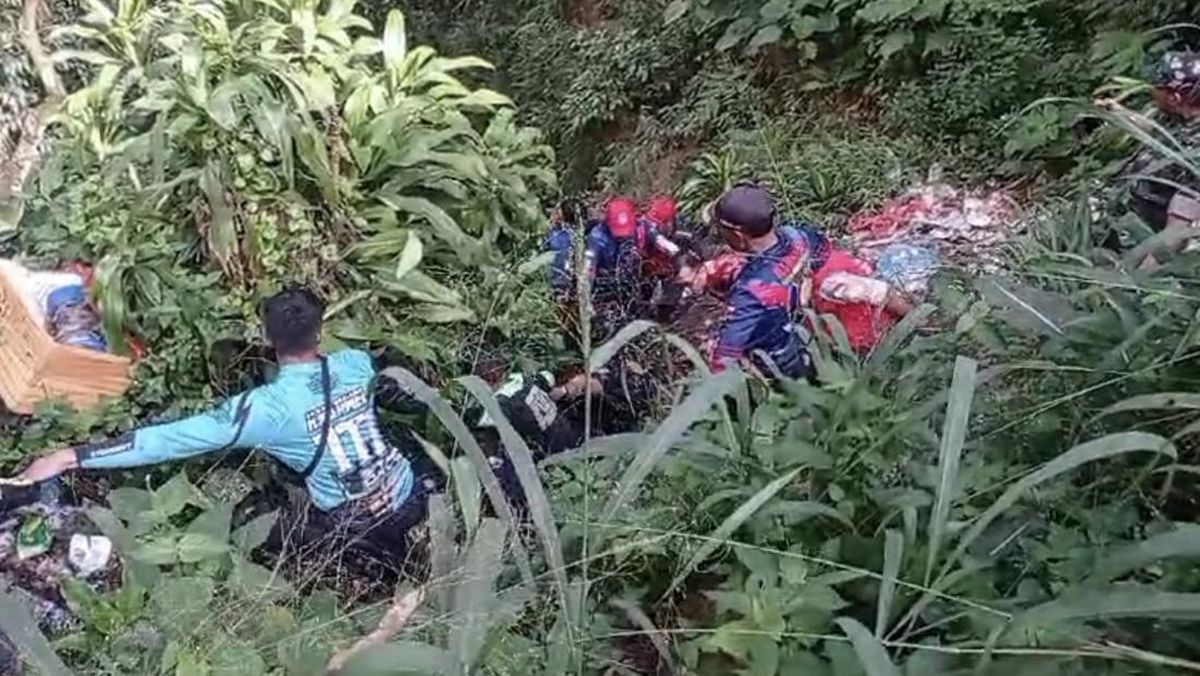 Evakuasi korban yang jatuh ke Ngarai di Bukittinggi/Detik.com