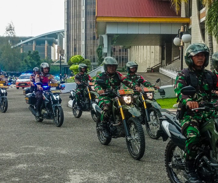 TNI, Polri, dan Satpol PP Pekanbaru saat keluar dari area kantor gubernur Riau untuk patroli pengamanan jelang Pemilu, Kamis (8/2/2024). Foto: Surya/Riau1.