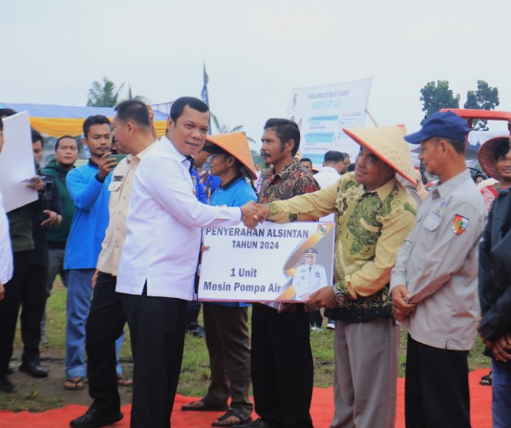 Pj Wali Kota Pekanbaru Muflihun menyerahkan bantuan satu unit pompa air kepada petani secara simbolis pada 7 Februari 2024. Foto: Istimewa.