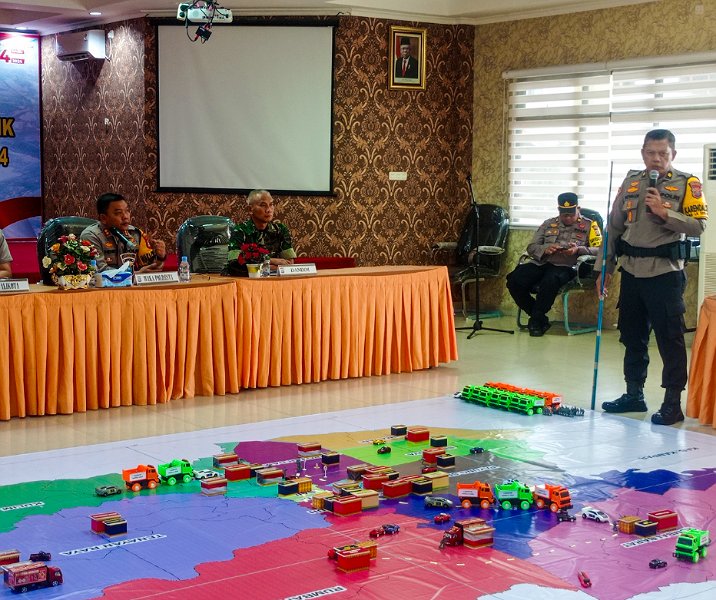 Polresta Pekanbaru menggelar TFG untuk pengawalan pendistribusian logistik Pemilu di Aula Zapin, Sabtu (10/2/2024). Foto: Surya/Riau1.