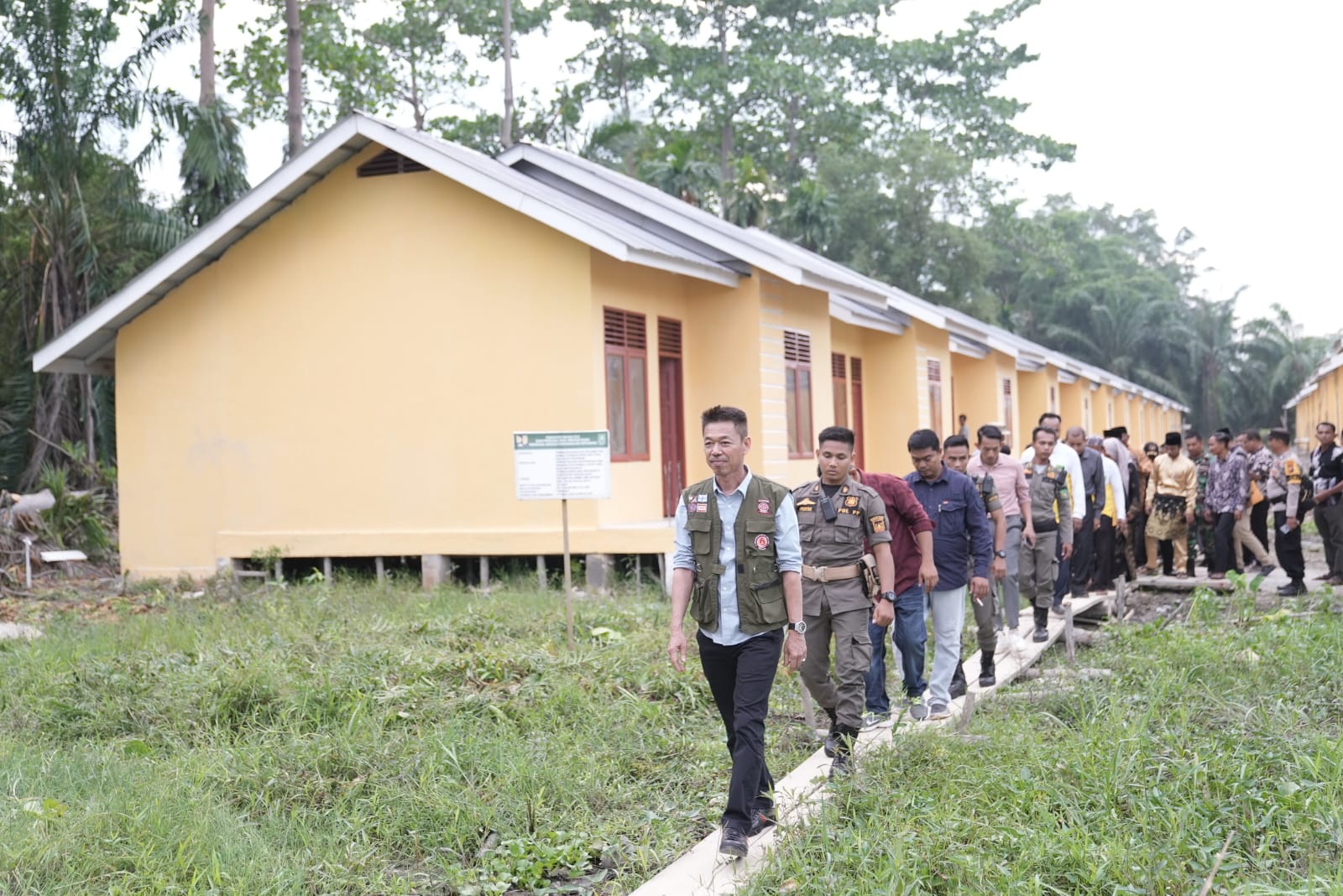 Penyerahan rumah bantuan warga terdampak abrasi sungai Rokan