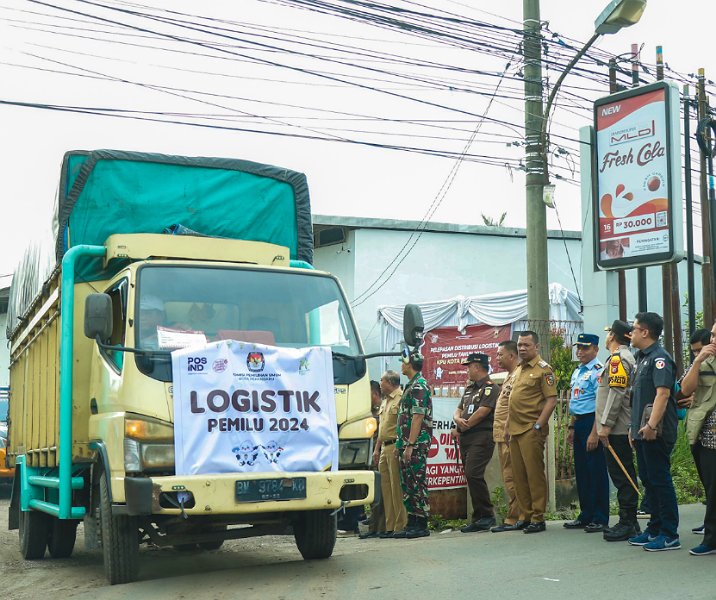 Pj Wali Kota Pekanbaru melepas rombongan truk pengangkut logistik Pemilu dari gudang KPU di Jalan Kaharuddin Nasution, Senin (12/2/2024). Foto: Istimewa.