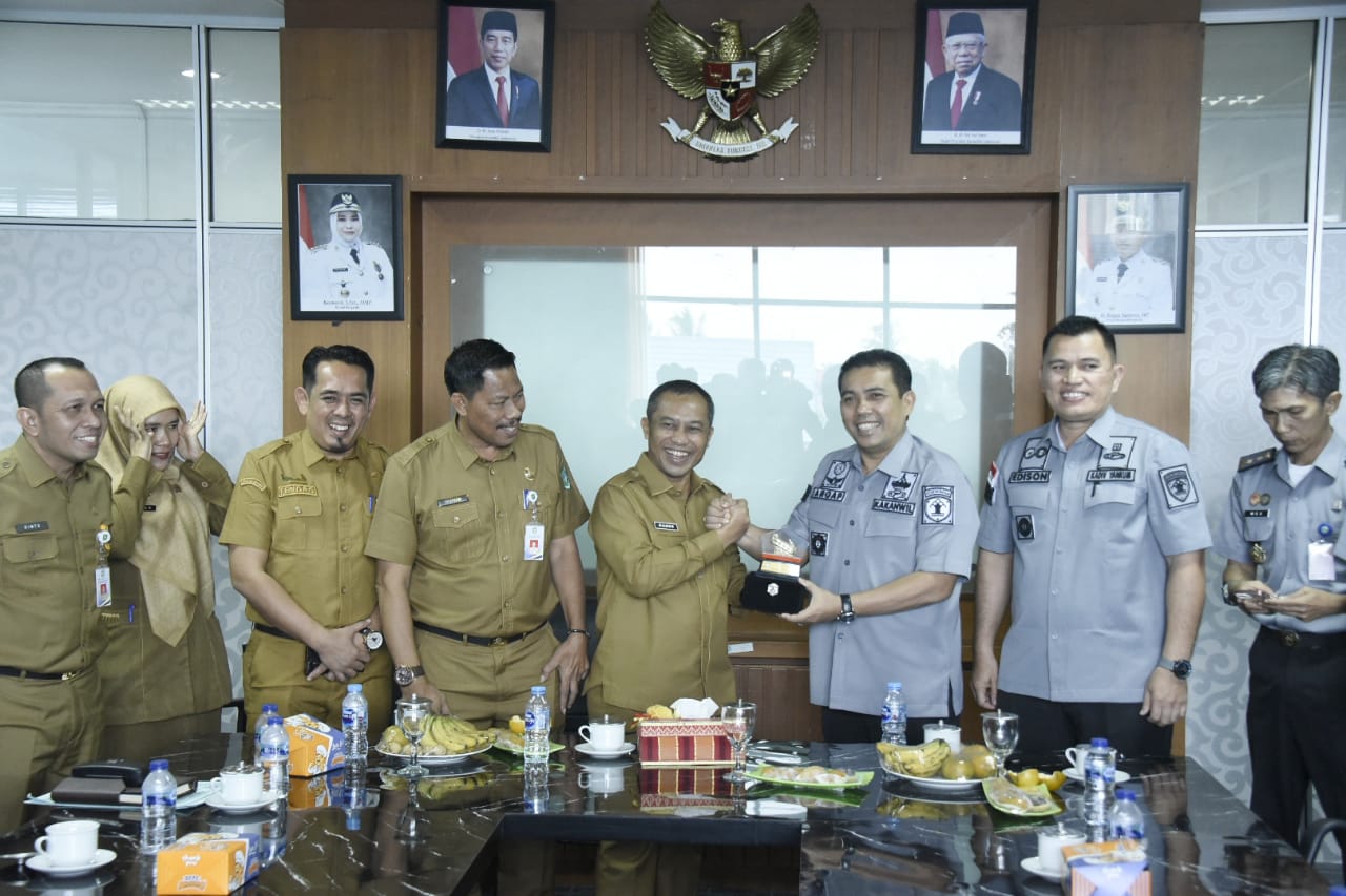 Kepala Kantor Wilayah Kemenkumham Riau, Budi Argap Situngkir dan rombongan saat berada di Bengkalis