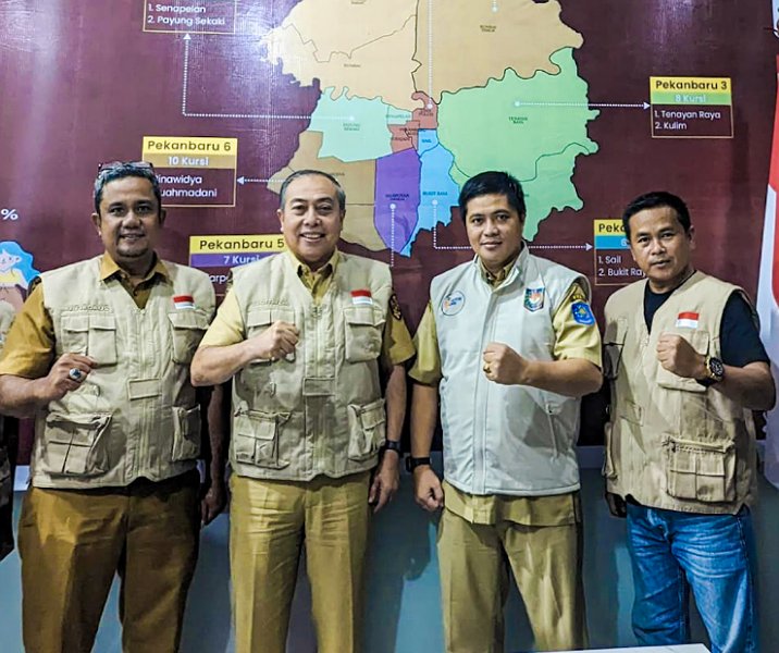 Kepala Badan Kesbangpol Pekanbaru Syoffaizal bersama tim Kemendagri, Selasa (13/2/2024). Foto: Istimewa.